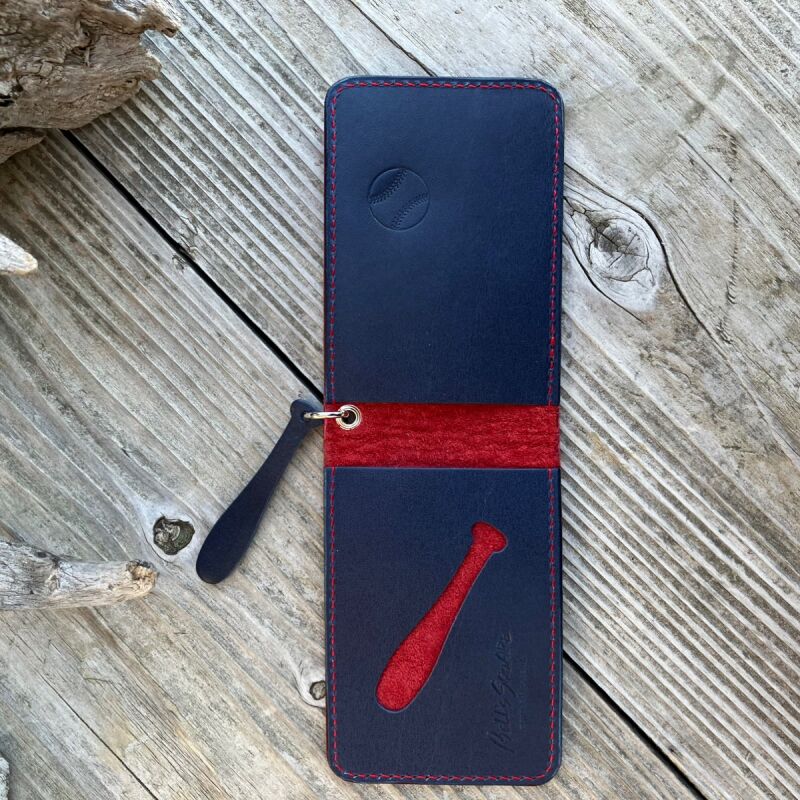 【広島ジビエレザー×広島東洋カープ】東広島産天然鹿革二つ折りパスケース！カード、免許証、マイナンバーカードもすっきり収納　カープ坊や