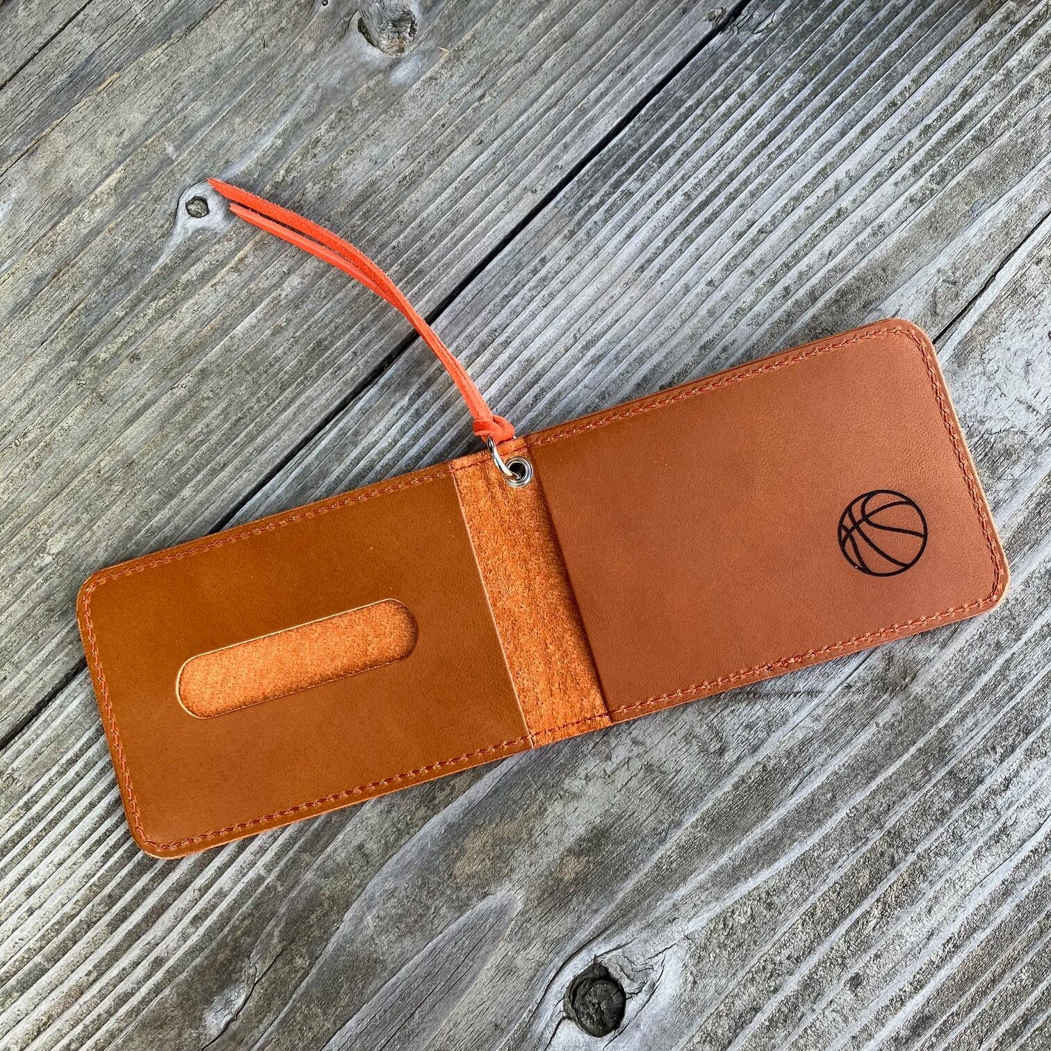 【広島ドラゴンフライズ×ベルズスクエア】コラボ　東広島産鹿革使用☆二つ折りIDカード/パスケース　マイナンバーカードや免許書入れにも