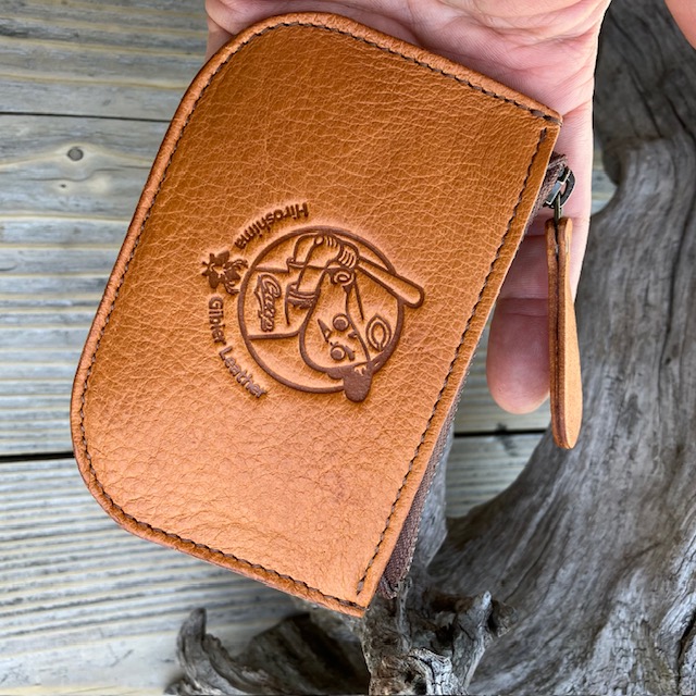 【広島ジビエレザー×広島東洋カープ】東広島産鹿革使用☆ファスナーポーチ☆小銭・カード・お札収納可　ヴィンテージキャメル