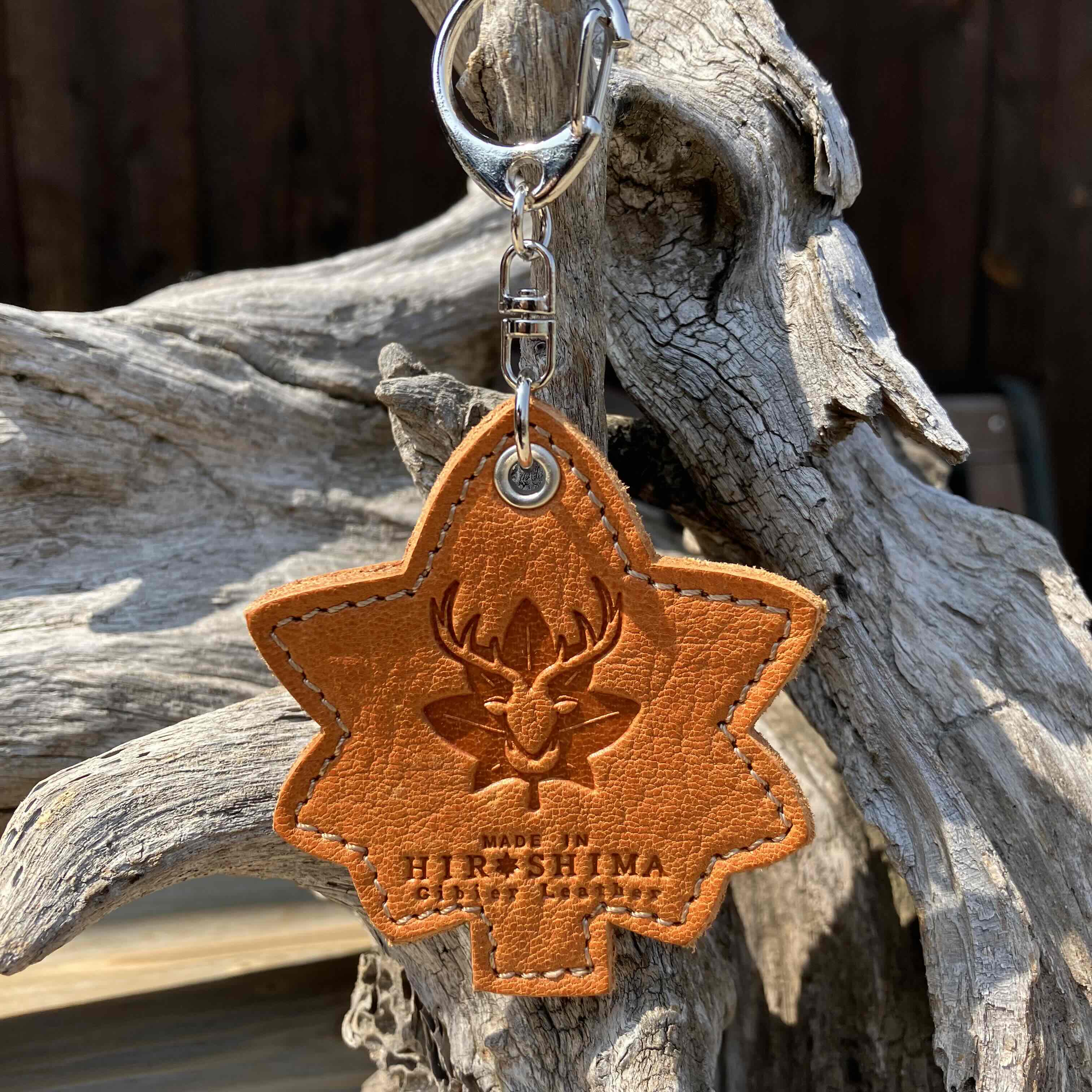 広島ジビエレザー　東広島産天然鹿革　もみじの葉　本革キーホルダー・キーリング【キャメル】