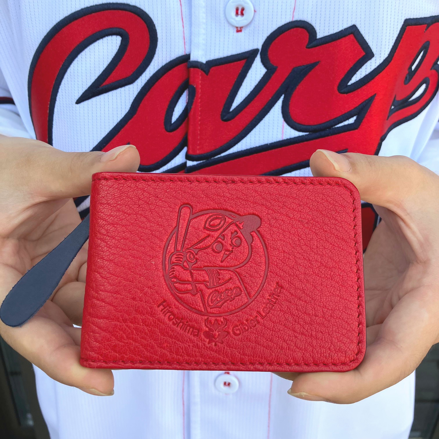 【広島ジビエレザー×広島東洋カープ】東広島産天然鹿革二つ折りパスケース！カード、免許証、マイナンバーカードもすっきり収納　カープ坊や