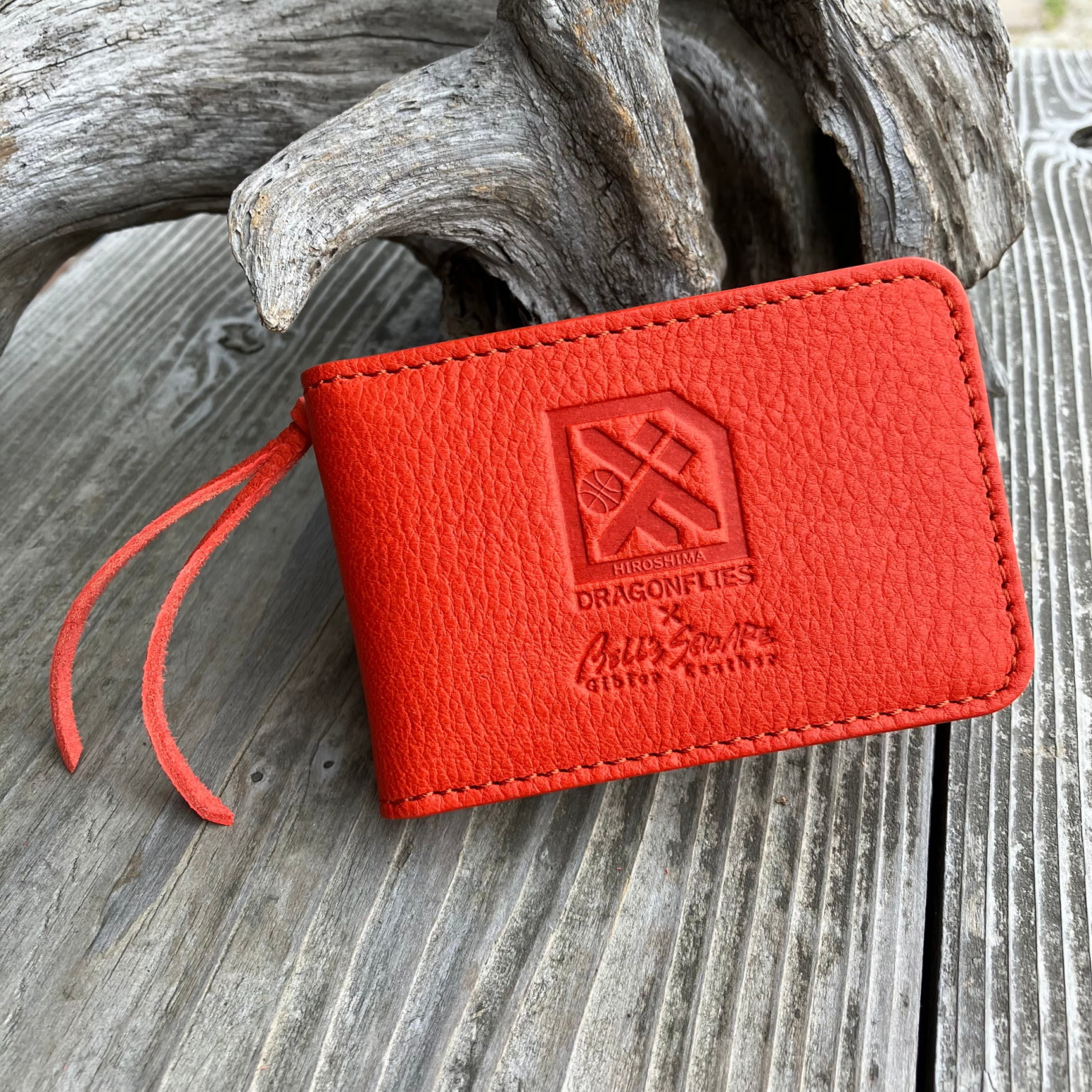 【広島ドラゴンフライズ×ベルズスクエア】コラボ　東広島産鹿革使用☆二つ折りIDカード/パスケース　マイナンバーカードや免許書入れにも