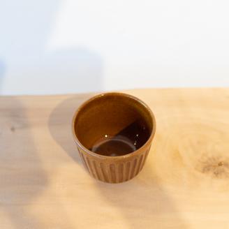しのぎのそば猪口 キャラメル色 食器 猪口 陶芸品 工芸品 木と土calm プレゼント ギフト クリスマス お誕生日 結婚祝い 下関市
