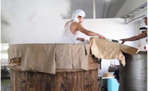 明治元年創業　150年の杉樽で醸す極上の麦みそ〈全て国産・天然醸造〉2kg ～赤間醸造～　＜2021年4月以降発送＞