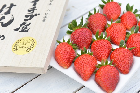D326 イチゴ屋けんちゃん高糖度桐箱　いちご