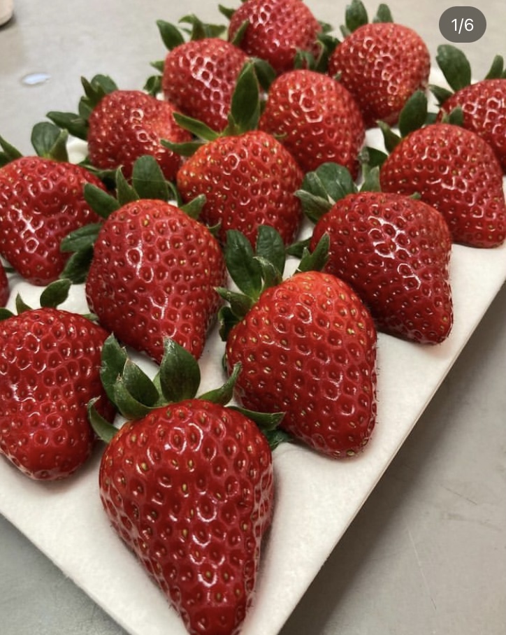 D326 イチゴ屋けんちゃん高糖度桐箱　いちご
