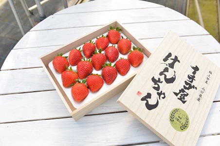 D326 イチゴ屋けんちゃん高糖度桐箱　いちご