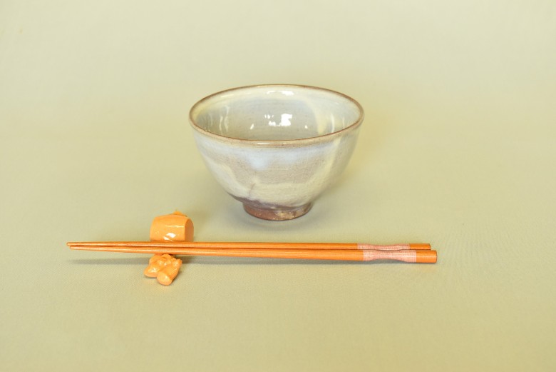 萩焼 萩むらさきごはん茶碗(打ち出の小槌箸置き付)｜HG000630