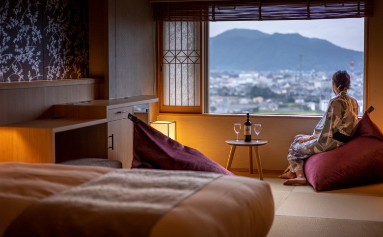 源泉の宿 萩本陣　萩市街一望7階和洋室に泊まるペア宿泊券（1泊2食付）｜HG000984
