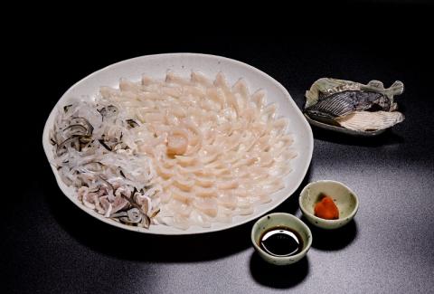 とらふぐ 刺身 3～4人前 刺身120g とらふぐ皮120ｇ とらふぐヒレ6枚 もみじおろしとポン酢付き 冷凍  (1209)