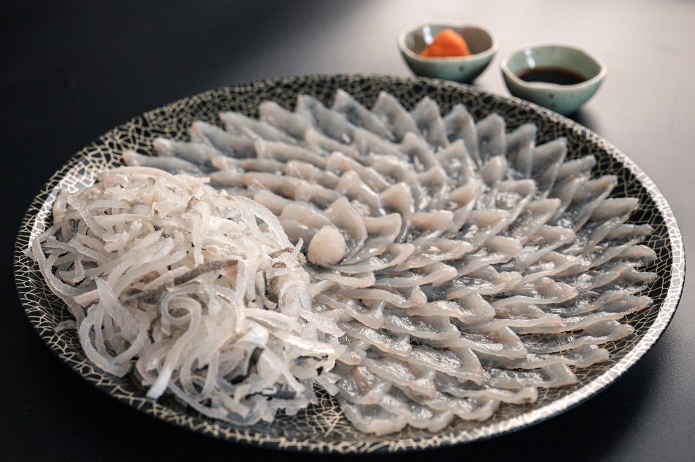 とらふぐ刺身5人前 冷凍 とらふぐヒレ付き 合計300ｇ  (1381)