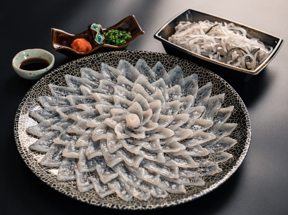 刺身 てっさ とらふぐ トラフグ ふぐセット 5人前 とらふぐ干しひれ付き 冷蔵【山口県 ふぐ ふぐ刺し 人気 国産 とらふぐ 宴会 板前 ポン酢 薬味 家族配送日指定 日時指定】 (1382)