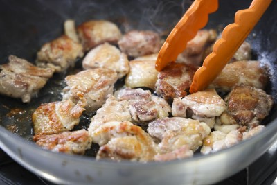 長州黒かしわもも・むねのセット(家政婦タサン志麻さんのレシピ集付き)【鶏肉 地鶏 冷凍 伝説の家政婦志麻さん タサン志麻 家政婦 伝説の家政婦 セット レシピ集付き レシピ 長門市 食材 もも肉 モモ肉 むね肉 胸肉 鶏モモ 鶏もも 鶏むね 鶏ムネ 肉 お肉 ゆずきち 塩 海の塩】(1092)