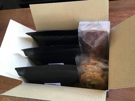 (1282)自家焙煎珈琲　オリジナル　粉　手作り　フルーツケーキ　アメリカンクッキー　詰め合わせ（中煎り粉600ｇ、フルーツケーキ1本、クッキー3枚）