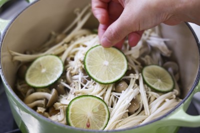 長州黒かしわもも・むねのセット(家政婦タサン志麻さんのレシピ集付き)【鶏肉 地鶏 冷凍 伝説の家政婦志麻さん タサン志麻 家政婦 伝説の家政婦 セット レシピ集付き レシピ 長門市 食材 もも肉 モモ肉 むね肉 胸肉 鶏モモ 鶏もも 鶏むね 鶏ムネ 肉 お肉 ゆずきち 塩 海の塩】(1092)