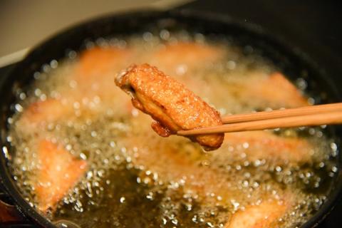  【定期便】 チキンヒーロー 1kg×3袋  合計3kg×2回 長州どりもも肉切身 300g×6パック 合計1.8kg×2回 毎月発送 全4回 お肉定期便 【肉 鶏肉 とりにく 精肉 もも 切り身 カット済 小分け 唐揚げ 手羽中 揚げるだけ たっぷり 甘辛 スパイシー チキンバー からあげ お弁当 おかず おつまみ 大容量 簡単調理 山口県 長門市】(1544)