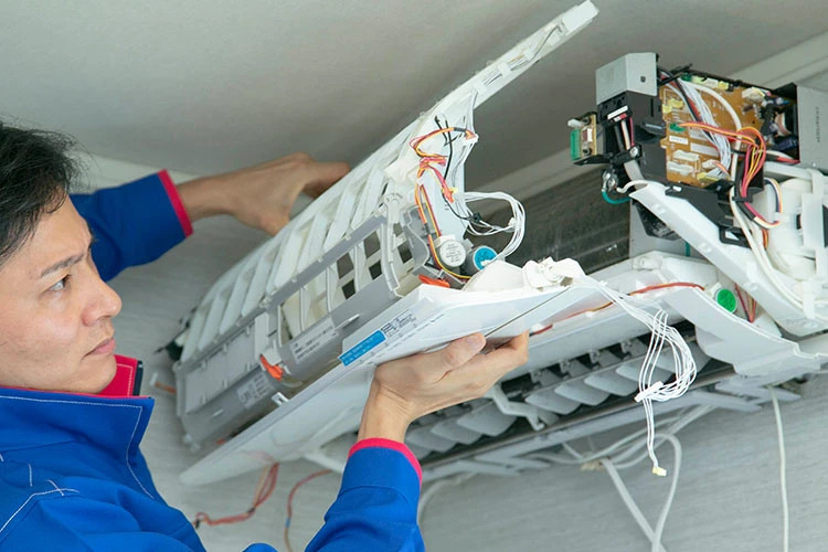 壁掛け　おそうじ機能付きエアコン　クリーニング