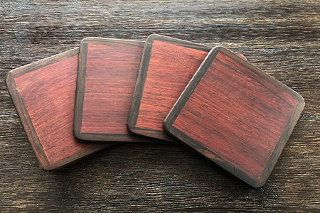 コースター4枚セット（黒檀・紫檀） サイズ: 約90mm×90mm×厚5mm KT-11-1 徳島 那賀 木 木材 高級木材 紫檀 黒檀 木目 木製 木のコースター 一つ一つ手作り 手作り シンプル レトロ モダン プレゼント ギフト プチギフト インテリア 丈夫