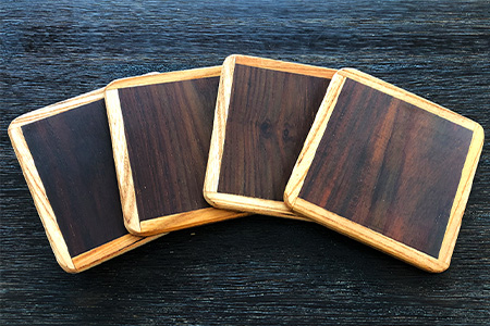 コースター4枚セット（ケヤキ・紫檀） サイズ: 約90mm×90mm×厚5mm KT-11-2 徳島 那賀 木 木材 高級木材 紫檀 欅 木目 木製 木のコースター 一つ一つ手作り 手作り シンプル レトロ モダン プレゼント ギフト プチギフト インテリア 丈夫