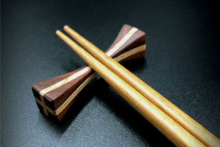 【和の時を楽しむ】箸置き５客セット箱付き（紫檀・欅）KT-12-1 徳島 那賀 はしおき 箸おき 箸置き 紫檀 欅 木 木材 高級木材 木目 木製 和風 高級感 モダン シンプル 贈物 ギフト セット