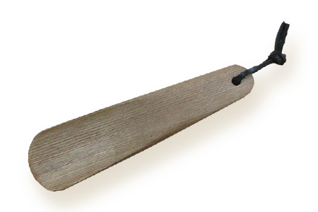 靴ベラ　ハーフ（槐）18cm［徳島 那賀 靴ベラ くつべら 木材 木製品 靴 革靴 スニーカー メンズ レディース 男性 女性 軽い 持ち運び 携帯用 日常使い 和風 シンプル おしゃれ 上品 インテリア 雑貨 会社 オフィス ビジネス 新生活 社会人 入社祝い 玄関 就職 誕生日 父の日 ギフト プレゼント］【KT-3-1】