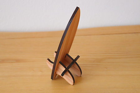 木頭杉のスマホスタンド（Surfboard 無垢）NW-20-2 徳島 那賀 木 木頭杉 木製 木製品 日本製 スマホスタンド 木製スタンド 携帯スタンド モバイルスタンド スタンド スマホ立て 卓上 動画 おうち時間 おしゃれ インテリア