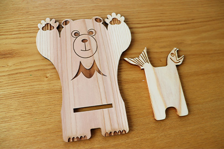 木頭杉のスマホスタンド（KUMA Fish）NW-29 徳島 那賀 木 木頭杉 スマホスタンド スマホ立て 携帯スタンド 卓上 おうち時間 かわいい くま クマ 熊 おしゃれ 贈り物