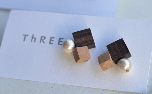 自然のぬくもり 　イヤリング【黒檀×桜　組み合わせ】 TR-10-1 徳島 那賀 木 黒檀×桜 木製 アクセサリー ピアス ジュエリー シンプル 上品 大人 エレガント かわいい おしゃれ オフィス  女性 レディース プレゼント ギフト コットンパール 手作り イヤリング【黒檀×桜】