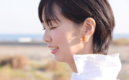 木×小花　樹脂イヤリング TR-11-1  徳島 那賀 木 木×小花 木製 アクセサリー ピアス ジュエリー シンプル 上品 大人 エレガント かわいい おしゃれ オフィス  女性 レディース プレゼント ギフト 手作り イヤリング