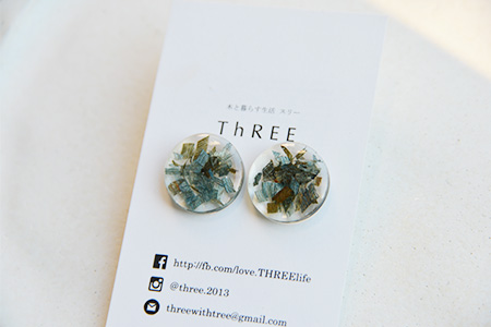 森の贈り物 木の藍染樹脂イヤリング　TR-13-1 徳島 那賀 木 樹脂 アクセサリー ピアス ジュエリー シンプル 上品 大人 エレガント かわいい おしゃれ オフィス  女性 レディース プレゼント ギフト 手作り イヤリング