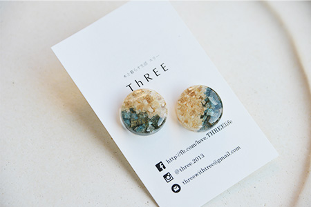 木の藍染×小花　樹脂イヤリング TR-14-1 徳島 那賀 木 樹脂 アクセサリー ピアス ジュエリー シンプル 上品 大人 エレガント かわいい おしゃれ オフィス  女性 レディース プレゼント ギフト 手作り イヤリング