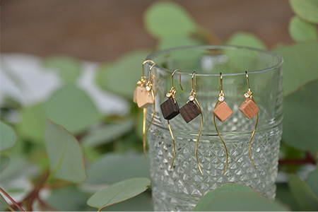 木のアクセサリー桜ピアスK16GPゆらなみスリーThREE　TR-15-1 徳島 那賀 ピアス レディース 大人 かわいい シンプル 普段使い オフィス 上品 エレガント ゴールド プレゼント 桜ピアス