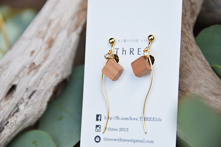 木のアクセサリー桜イヤリングK16GPゆらなみスリーThREE TR-15-2  徳島 那賀 木 天然木 アクセサリー ピアス ジュエリー シンプル 上品 大人 エレガント かわいい おしゃれ オフィス  女性 レディース プレゼント ギフト 手作り 桜イヤリング