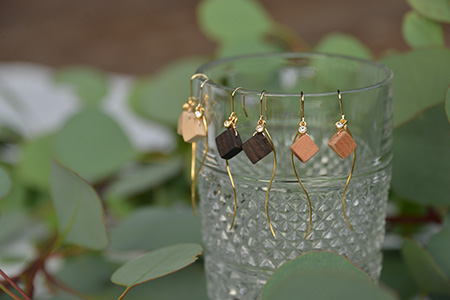 木のアクセサリー黒檀ピアスK16GPゆらなみスリーThREE TR-16-1 徳島 那賀 木 天然木 黒檀 アクセサリー ピアス ジュエリー シンプル 上品 大人 エレガント かわいい おしゃれ オフィス  女性 レディース プレゼント ギフト 手作り 黒檀ピアス