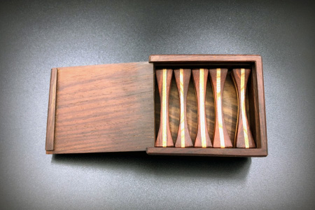 【和の時を楽しむ】箸置き５客セット箱付き（紫檀・欅）KT-12-1 徳島 那賀 はしおき 箸おき 箸置き 紫檀 欅 木 木材 高級木材 木目 木製 和風 高級感 モダン シンプル 贈物 ギフト セット