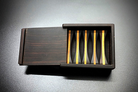 【和の時を楽しむ】箸置き５客セット箱付き（黒檀・欅）KT-12-2  徳島 那賀 はしおき 箸おき 箸置き 黒檀 欅 木 木材 木目 木製 高級木材 和風 高級感 モダン シンプル 贈物 ギフト セット
