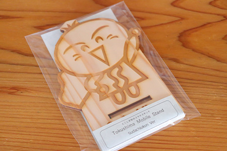 木頭杉のスマホスタンド（すだちくん）NW-20-1 徳島 那賀 木 木頭杉 木製 木製品 日本製 スマホスタンド 木製スタンド 携帯スタンド スタンド スマホ立て 卓上 動画 おうち時間 おしゃれ インテリア