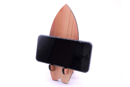 木頭杉のスマホスタンド（Surfboard 無垢）NW-20-2 徳島 那賀 木 木頭杉 木製 木製品 日本製 スマホスタンド 木製スタンド 携帯スタンド モバイルスタンド スタンド スマホ立て 卓上 動画 おうち時間 おしゃれ インテリア