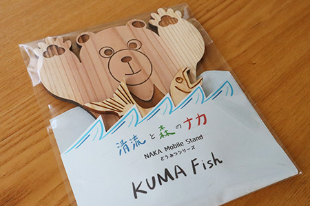 木頭杉のスマホスタンド（KUMA Fish）NW-29 徳島 那賀 木 木頭杉 スマホスタンド スマホ立て 携帯スタンド 卓上 おうち時間 かわいい くま クマ 熊 おしゃれ 贈り物