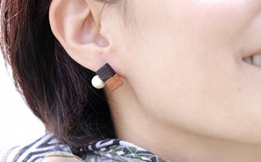 自然のぬくもり 　イヤリング【黒檀×桜　組み合わせ】 TR-10-1 徳島 那賀 木 黒檀×桜 木製 アクセサリー ピアス ジュエリー シンプル 上品 大人 エレガント かわいい おしゃれ オフィス  女性 レディース プレゼント ギフト コットンパール 手作り イヤリング【黒檀×桜】