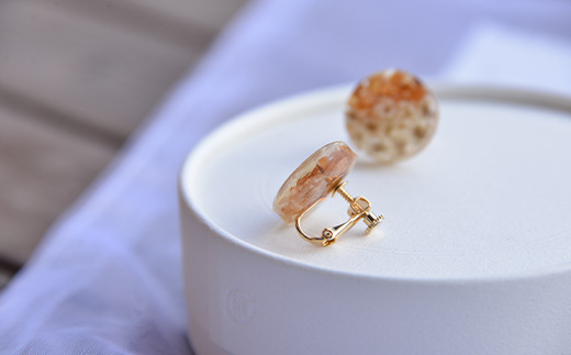 木×小花　樹脂イヤリング TR-11-1  徳島 那賀 木 木×小花 木製 アクセサリー ピアス ジュエリー シンプル 上品 大人 エレガント かわいい おしゃれ オフィス  女性 レディース プレゼント ギフト 手作り イヤリング