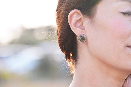 森の贈り物 木の藍染樹脂イヤリング　TR-13-1 徳島 那賀 木 樹脂 アクセサリー ピアス ジュエリー シンプル 上品 大人 エレガント かわいい おしゃれ オフィス  女性 レディース プレゼント ギフト 手作り イヤリング