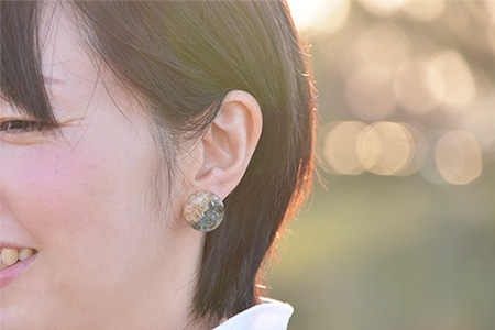 木の藍染×小花　樹脂ピアス TR-14-2 徳島 那賀 木 木の藍染×小花 樹脂 アクセサリー ピアス ジュエリー シンプル 上品 大人 エレガント かわいい おしゃれ オフィス  女性 レディース プレゼント ギフト 手作り ピアス