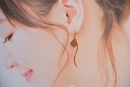 木のアクセサリー桜ピアスK16GPゆらなみスリーThREE　TR-15-1 徳島 那賀 ピアス レディース 大人 かわいい シンプル 普段使い オフィス 上品 エレガント ゴールド プレゼント 桜ピアス