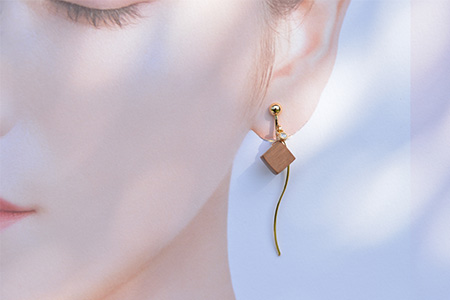 木のアクセサリー桜イヤリングK16GPゆらなみスリーThREE TR-15-2  徳島 那賀 木 天然木 アクセサリー ピアス ジュエリー シンプル 上品 大人 エレガント かわいい おしゃれ オフィス  女性 レディース プレゼント ギフト 手作り 桜イヤリング