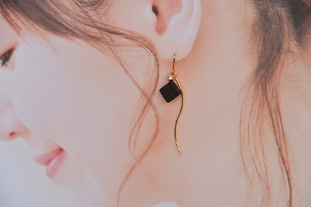 木のアクセサリー黒檀ピアスK16GPゆらなみスリーThREE TR-16-1 徳島 那賀 木 天然木 黒檀 アクセサリー ピアス ジュエリー シンプル 上品 大人 エレガント かわいい おしゃれ オフィス  女性 レディース プレゼント ギフト 手作り 黒檀ピアス