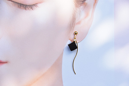 木のアクセサリー黒檀イヤリングK16GPゆらなみスリーThREE TR-16-2  徳島 那賀 木 天然木 黒檀 アクセサリー ピアス ジュエリー シンプル 上品 大人 エレガント かわいい おしゃれ オフィス  女性 レディース プレゼント ギフト 手作り 黒檀イヤリング