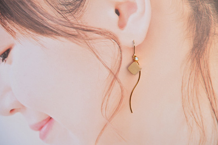 木のアクセサリー銀杏ピアスK16GPゆらなみスリーThREE TR-17-1  徳島 那賀 木 天然木 銀杏 アクセサリー ピアス ジュエリー シンプル 上品 大人 エレガント かわいい おしゃれ オフィス  女性 レディース プレゼント ギフト 手作り 銀杏ピアス