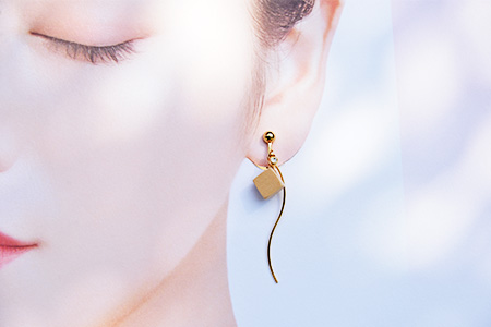 木のアクセサリー銀杏イヤリングK16GPゆらなみスリーThREE TR-17-2 徳島 那賀 木 天然木 銀杏 アクセサリー ピアス ジュエリー シンプル 上品 大人 エレガント かわいい おしゃれ オフィス  女性 レディース プレゼント ギフト 手作り 銀杏イヤリング