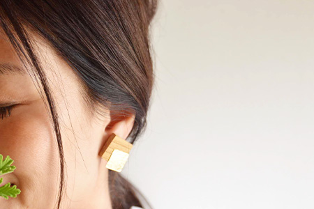 「木のアクセサリー」ケヤキ・真鍮のピアス 14KGF TR-9-1 徳島 那賀 木 天然木 木製 ケヤキ アクセサリー ピアス ジュエリー シンプル 上品 大人 エレガント かわいい おしゃれ オフィス  女性 レディース プレゼント ギフト 真鍮 手作り ケヤキ・真鍮のピアス